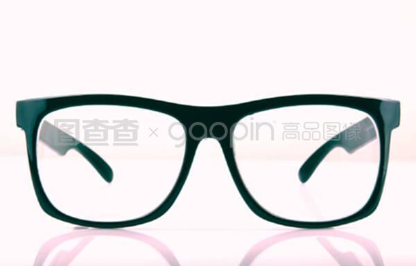 復(fù)古眼鏡 時尚與經(jīng)典的完美融合